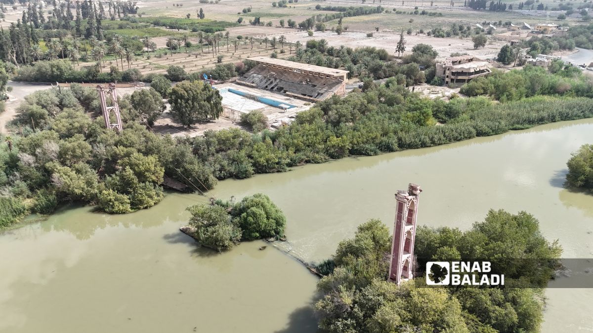 صورة جوية للجسر المعلق في دير الزور شرقي سوريا - 6 تشرين الأول 2025 (عنب بلدي/ عبادة الشيخ)