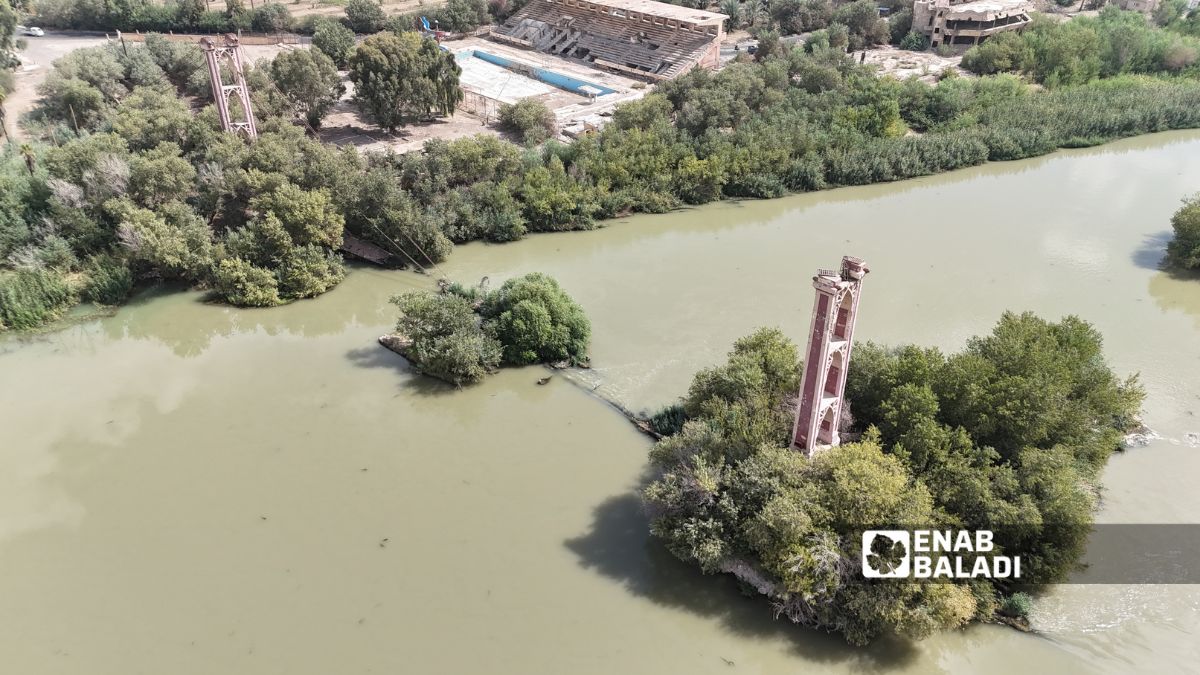 صورة جوية للجسر المعلق في دير الزور شرقي سوريا - 6 تشرين الأول 2025 (عنب بلدي/ عبادة الشيخ)