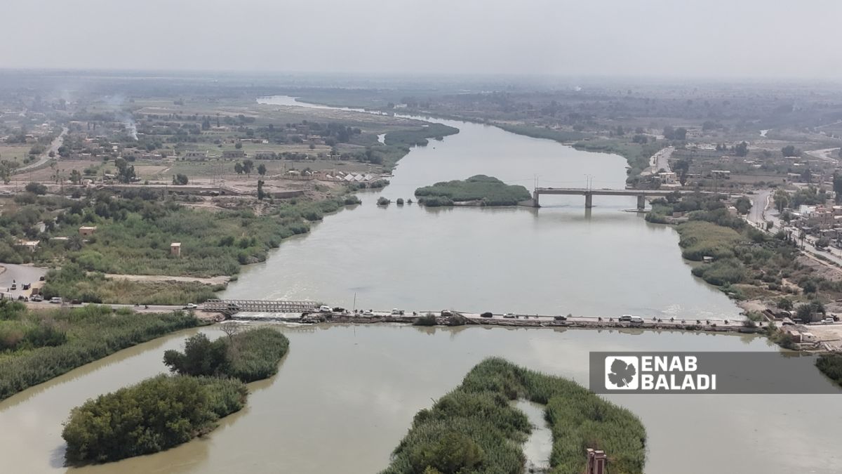 صورة جوية للجسر المعلق في دير الزور شرقي سوريا - 6 تشرين الأول 2025 (عنب بلدي/ عبادة الشيخ)