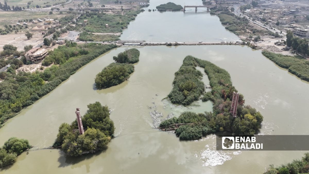 صورة جوية للجسر المعلق في دير الزور شرقي سوريا - 6 تشرين الأول 2025 (عنب بلدي/ عبادة الشيخ)