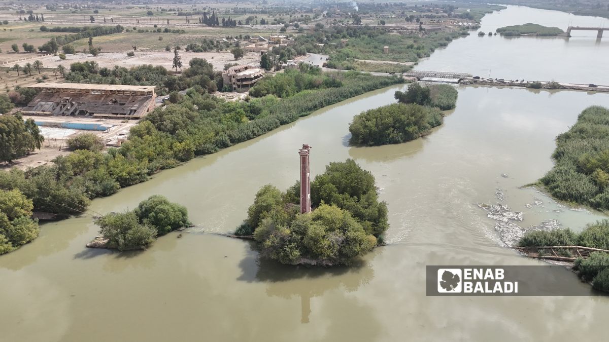 صورة جوية للجسر المعلق في دير الزور شرقي سوريا - 6 تشرين الأول 2025 (عنب بلدي/ عبادة الشيخ)