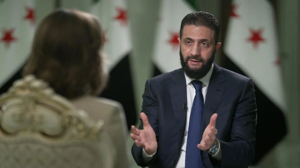الرئيس السوري في المرحلة الانتقالية أحمد الشرع أثناء مقابلة مع قناة CBS الأمريكية - 21 أيلول 2025 (CBS/ يوتيوب)