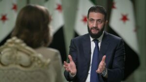 الرئيس السوري في المرحلة الانتقالية أحمد الشرع أثناء مقابلة مع قناة CBS الأمريكية - 21 أيلول 2025 (CBS/ يوتيوب)