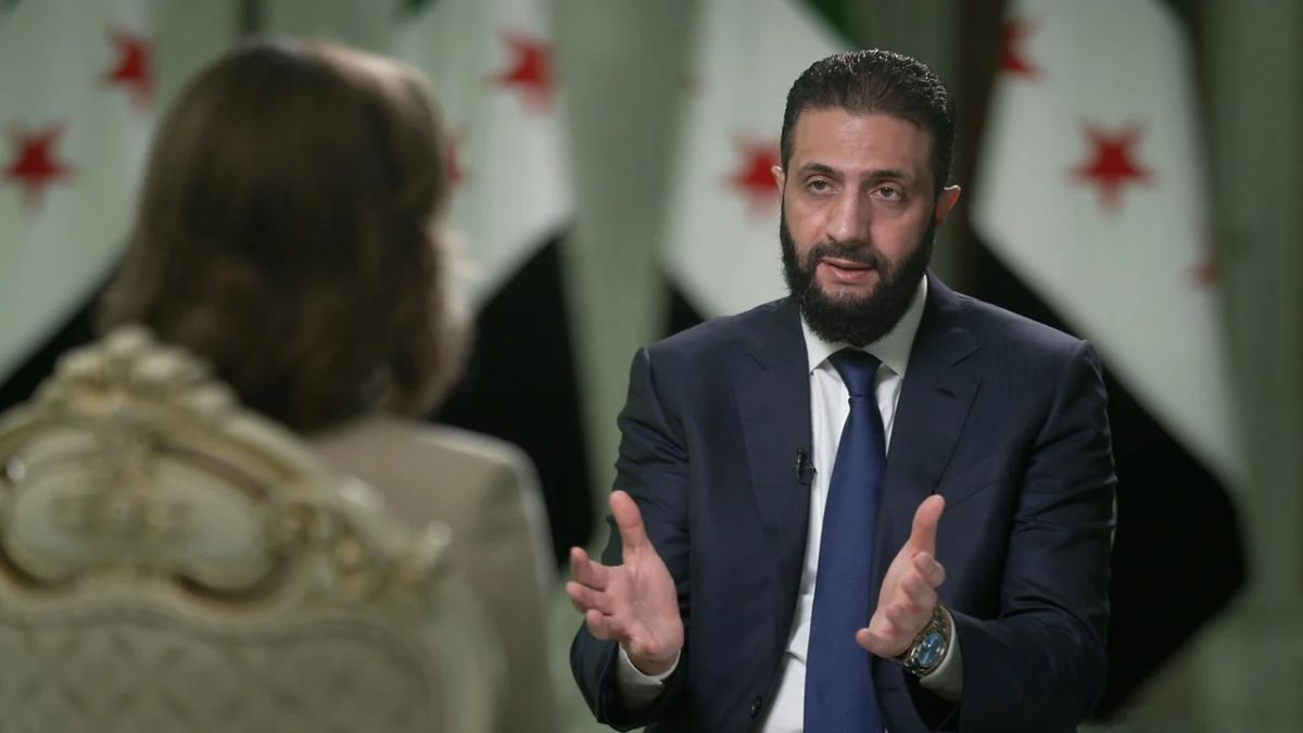 الرئيس السوري في المرحلة الانتقالية أحمد الشرع أثناء مقابلة مع قناة CBS الأمريكية - 21 أيلول 2025 (CBS/ يوتيوب)