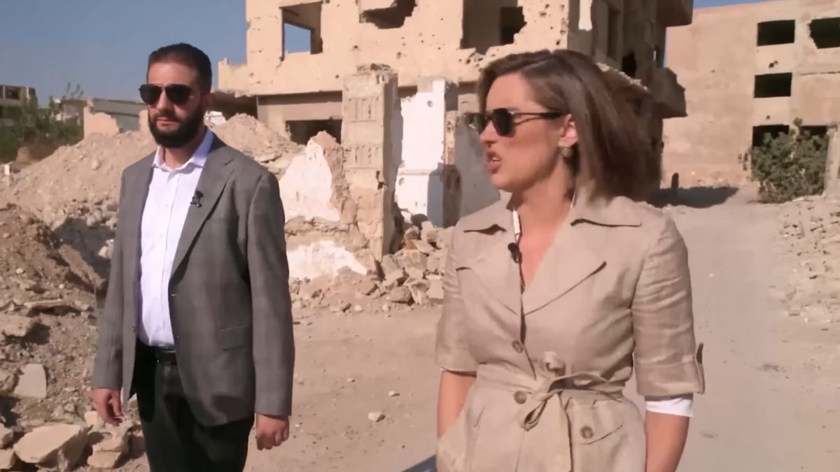 الرئيس السوري في المرحلة الانتقالية أحمد الشرع مع مقدمة برنامج 60 دقيقة في حي جوبر - 21 أيلول 2025 (CBS/ يوتيوب)