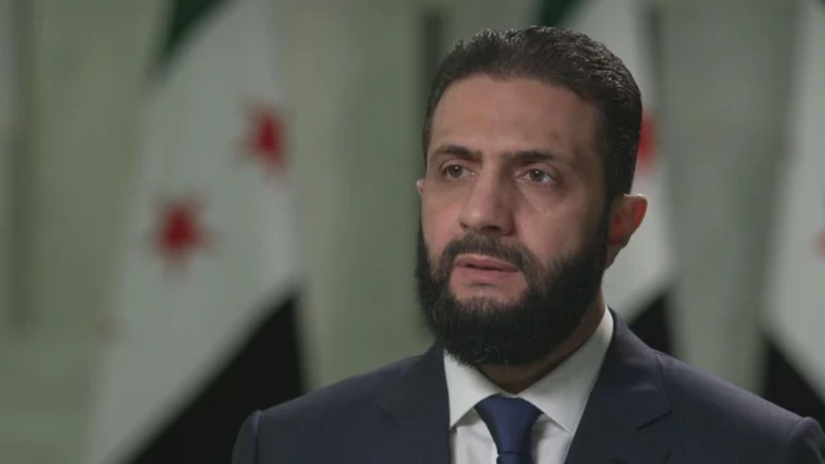 الرئيس السوري في المرحلة الانتقالية أحمد الشرع أثناء مقابلة مع قناة CBS الأمريكية - 21 أيلول 2025 (CBS/ يوتيوب)