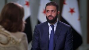 الرئيس السوري في المرحلة الانتقالية أحمد الشرع أثناء مقابلة مع قناة CBS الأمريكية - 21 أيلول 2025 (CBS/ يوتيوب)