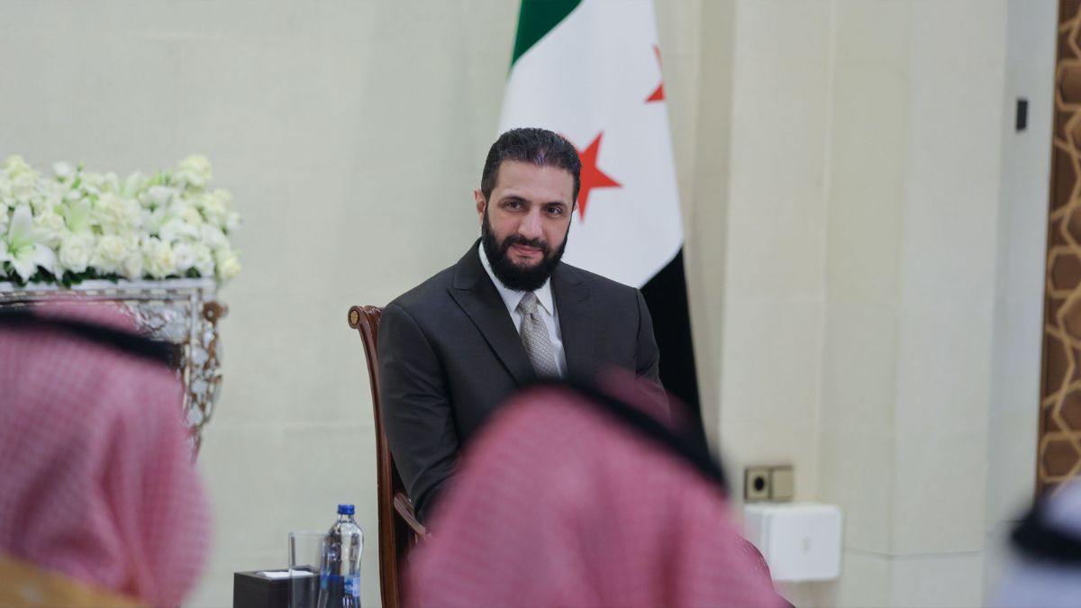 الرئيس السوري أحمد الشرع يتقبل أوراق اعتماد السفير السعودي فيصل بن سعود المجفل - 20 تشرين الأول 2025 (رئاسة الجمهورية العربية السورية)
