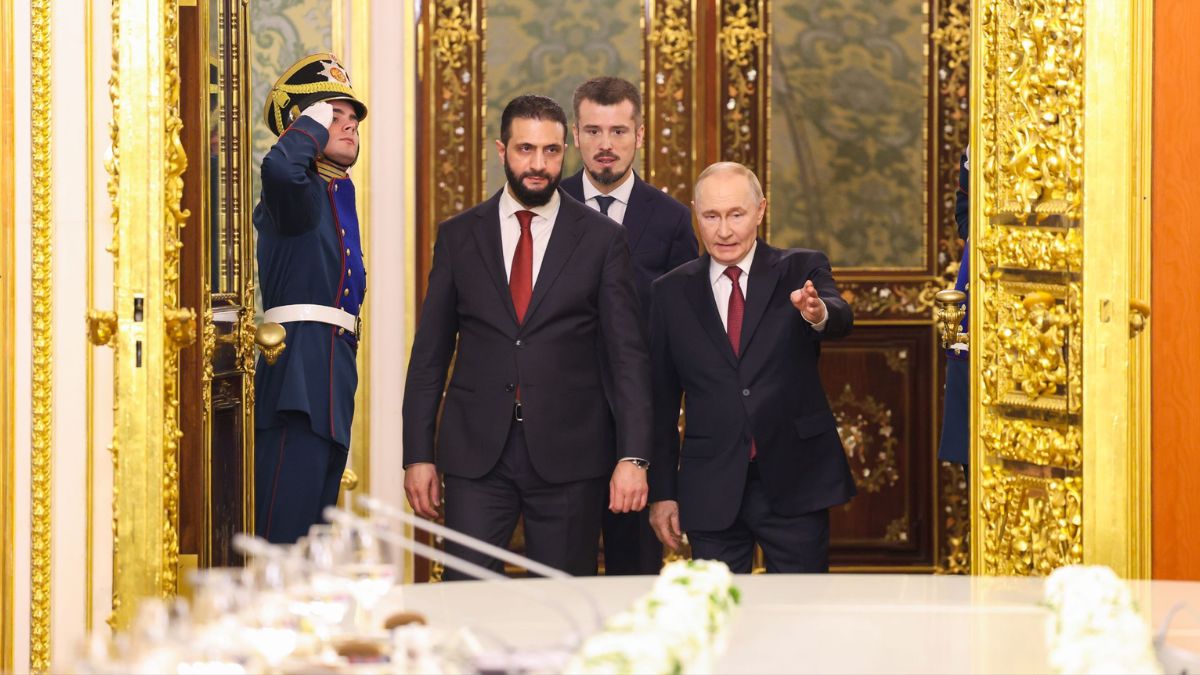 الرئيس السوري في المرحلة الانتقالية أحمد الشرع بجانب الرئيس الروسي فلاديمير بوتين في موسكو - 15 تشرين الأول 2025 (رئاسة الجمهورية العربية السورية)