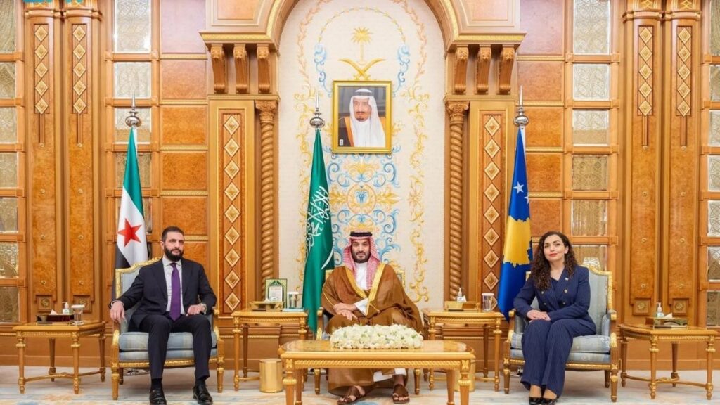 لقاء الرئيس السوري أحمد الشرع وولي العهد السعودي محمد بن سلمان ورئيسة جمهورية كوسوفو فيوزا عثمان في الرياض - 29 تشرين الأول 2025 (وكالة الأنباء السعودية)
