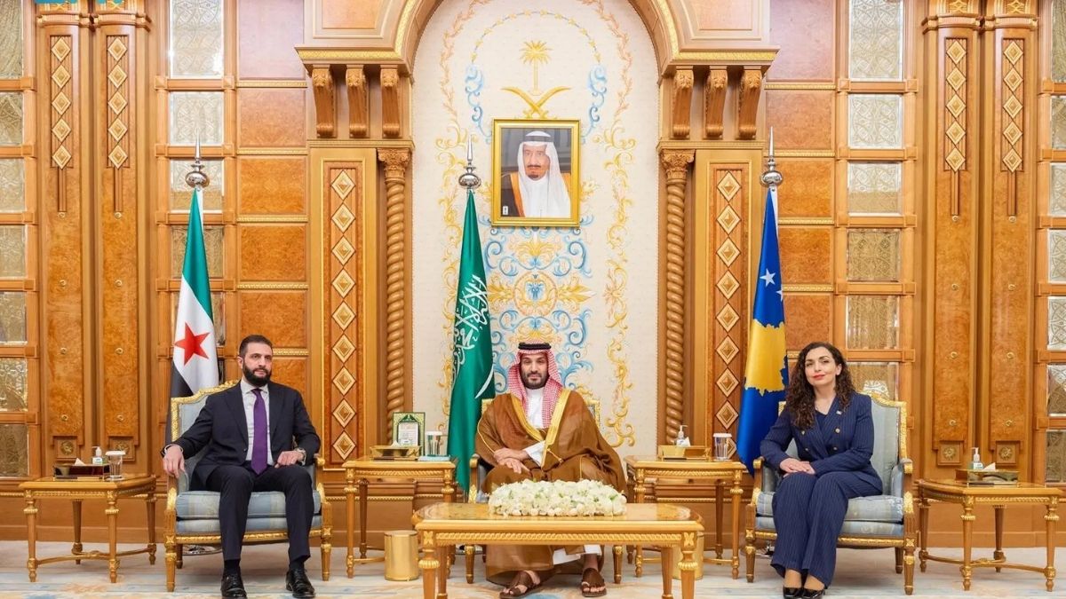 لقاء الرئيس السوري أحمد الشرع وولي العهد السعودي محمد بن سلمان ورئيسة جمهورية كوسوفو فيوزا عثمان في الرياض - 29 تشرين الأول 2025 (وكالة الأنباء السعودية)