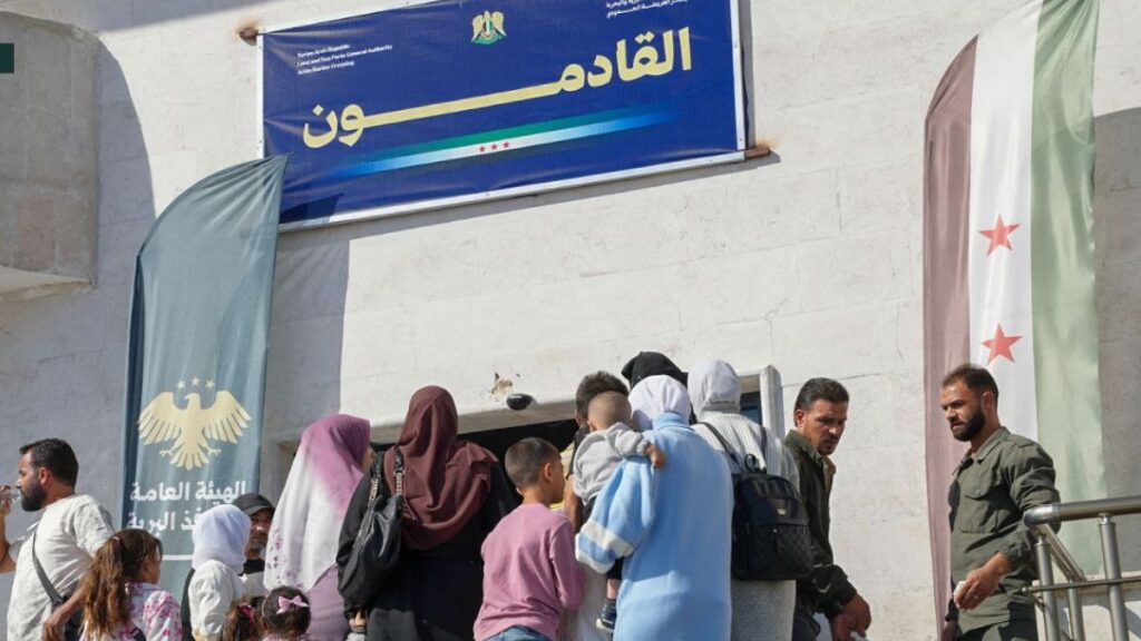 قافلة من اللاجئين السوريون قادمة من لبنان تضم نحو 400 مواطن ضمن إطار برنامج العودة الطوعية المنظمة - 23 تشرين الأول 2025 (الهيئة العامة للمنافذ البرية والبحرية/ فيسبوك)