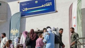قافلة من اللاجئين السوريون قادمة من لبنان تضم نحو 400 مواطن ضمن إطار برنامج العودة الطوعية المنظمة - 23 تشرين الأول 2025 (الهيئة العامة للمنافذ البرية والبحرية/ فيسبوك) قافلة من اللاجئين السوريون قادمة من لبنان تضم نحو 400 مواطن ضمن إطار برنامج العودة الطوعية المنظمة - 23 تشرين الأول 2025 (الهيئة العامة للمنافذ البرية والبحرية/ فيسبوك)