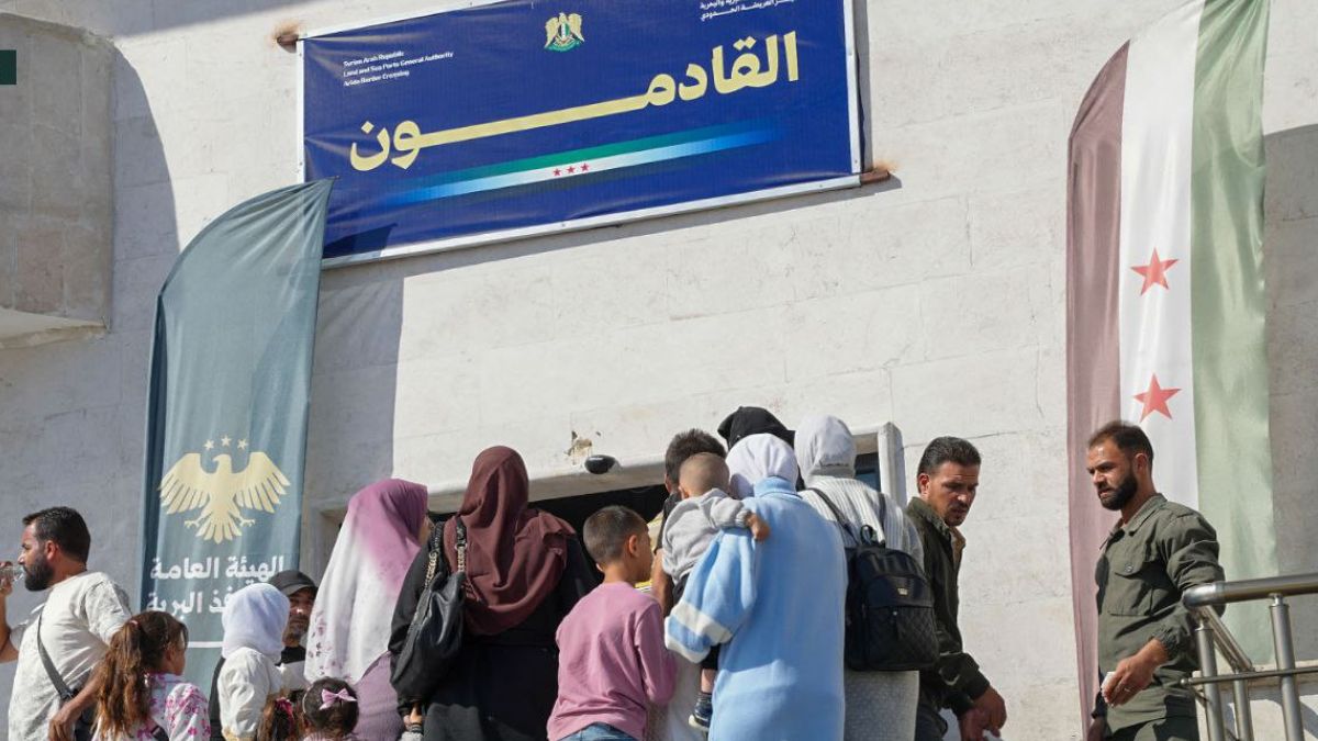قافلة من اللاجئين السوريون قادمة من لبنان تضم نحو 400 مواطن ضمن إطار برنامج العودة الطوعية المنظمة - 23 تشرين الأول 2025 (الهيئة العامة للمنافذ البرية والبحرية/ فيسبوك)