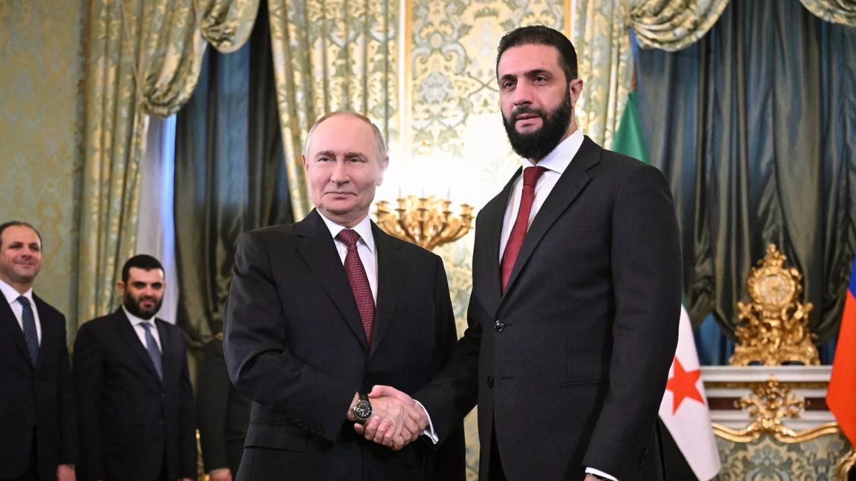 الرئيس الروسي فلاديمير بوتين يستقبل الرئيس السوري أحمد الشرع في موسكو - 15 تشرين الأول 2025 (سبوتنيك)
