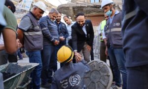 محافظ حلب عزام الغريب يتفقد أعمال مشروع فرص العمل الخضراء في حي الميسر بحلب - 9 تشرين الأول 2025 (محافظة حلب/فيسبوك)
