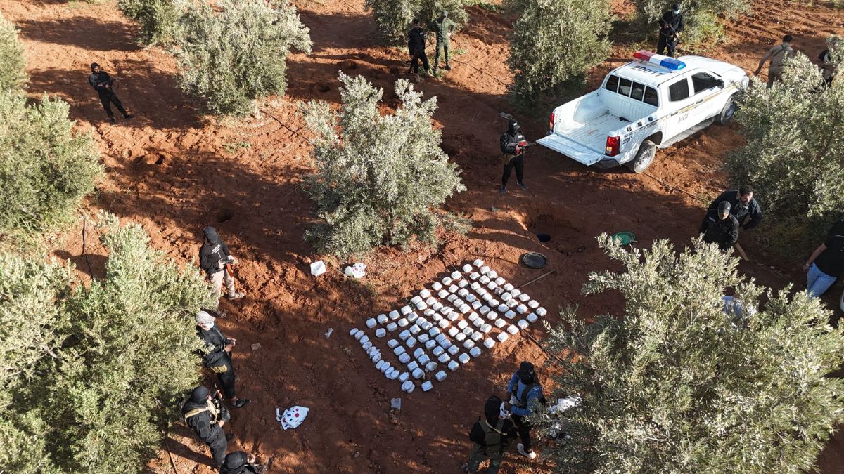 عملية لفرع مكافحة المخدرات بالتعاون مع قيادة الأمن الداخلي في محافظة درعااستهدفت أوكارًا لعصابات ترويج وتهريب المخدرات - 30 أيلول 2025 (وزارة الداخلية/ فيسبوك)