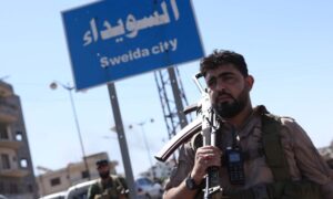 عنصر من قوات الأمن السورية قرب مدخل مدينة السويداء - 15 تموز 2025 (AFP)
