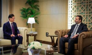 وزير الخارجية السوري أسعد الشيباني يلتقي السفير الصيني لدى سوريا شي هونغوي بدمشق - 6 أيلول 2025 (وزارة الخارجية السورية) 
