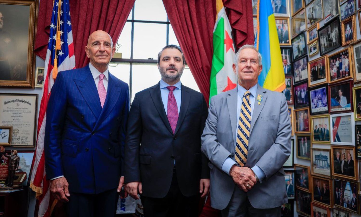 وزير الخارجية السوري اسعد الشيباني يلتقي عضو مجلس النواب الأمريكي جو ويلسون إلى جانب المبعوث الأمريكي توم باراك -18 أيلول 2025 (الخارجية السورية/ إكس)