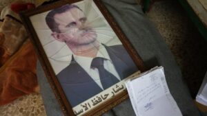 صورة ممزقة للرئيس السوري المخلوع بشار الأسد في أحد الأفرع الأمنية بمحافظة حماة - 7 كانون الأول 2024 (الوكالة الفرنسية/ عمر حاج قدور)