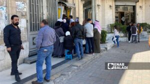ازدحام أمام صراف آلي في ساحة المرجة وسط دمشق - 14 نيسان 2025 (عنب بلدي)
