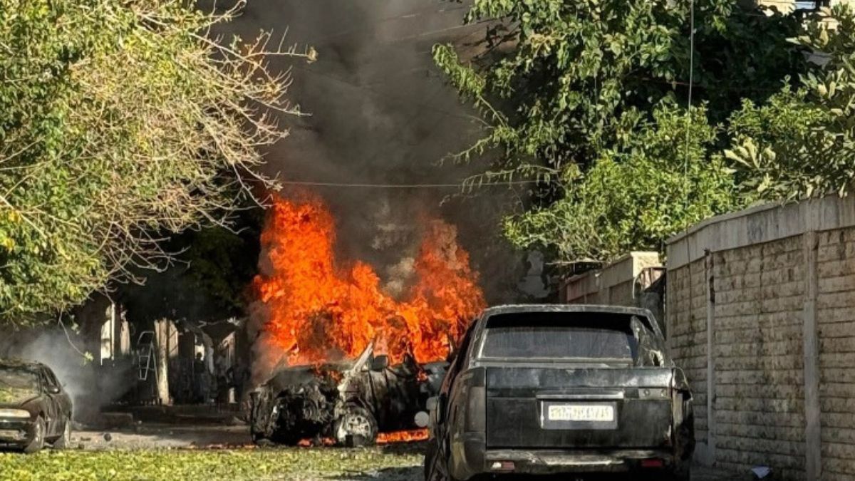 انفجار سيارة أمام مخفر مدينة بانياس - 27 تشرين الأول 2025 (المكتب الإعلامي في منطقة بانياس/فيسبوك)