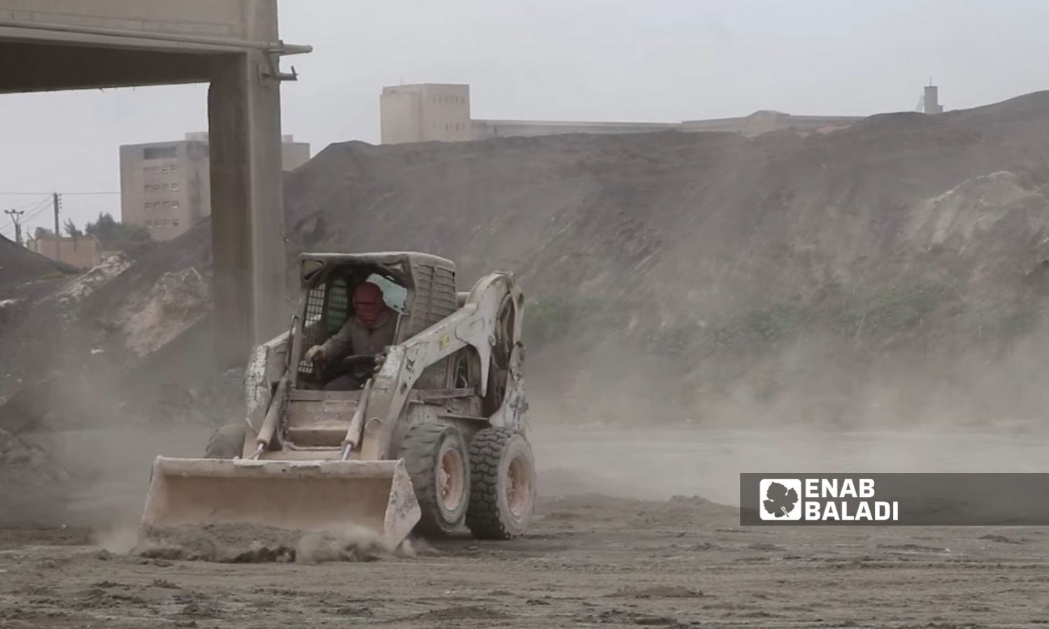 نقل المواد الخام ضمن معمل أسمنت حماة - 26 آذار 2025 (عنب بلدي/إياد عبد الجواد)