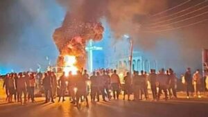  صورة من الاحتجاج الذي جرى في قرية عناز بريف حمص عقب حادثة قتل بحق شقيقين 1 تشرين الأول 2025 ( أخبار وادي النصارى/لقطة شاشة)
