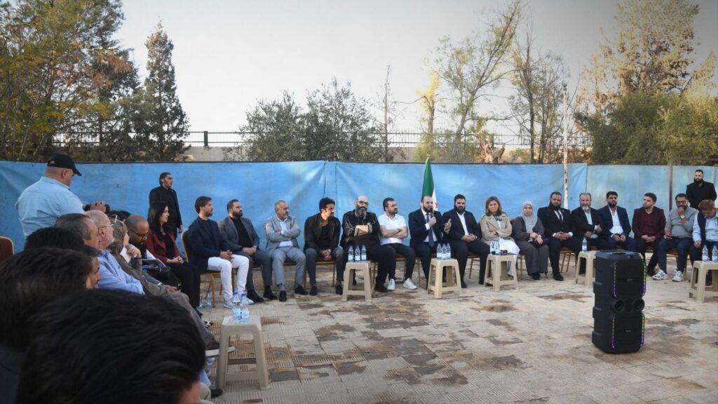 جلسة حوارية لمناقشة خطة الشؤون الاجتماعية والعمل لمكافحة التسول في مركز الكسوة - 30 تشرين الأول 2025 (سانا).