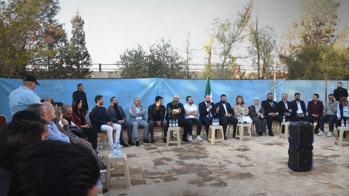 جلسة حوارية لمناقشة خطة الشؤون الاجتماعية والعمل لمكافحة التسول في مركز الكسوة - 30 تشرين الأول 2025 (سانا).