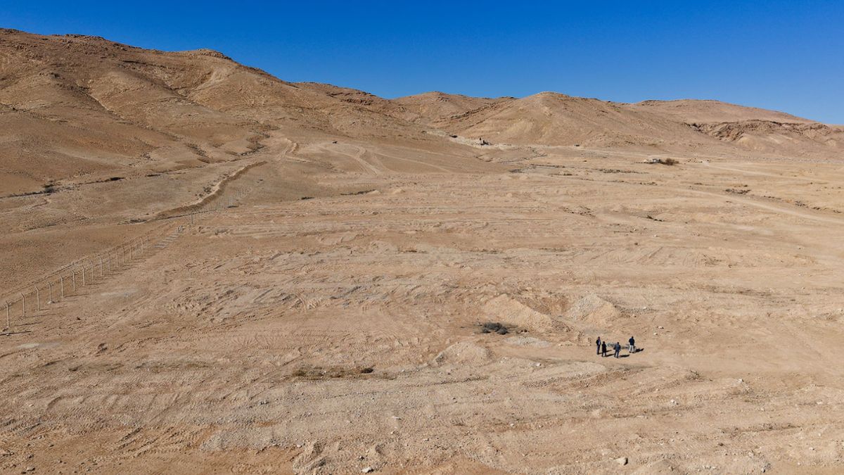 صورة جوية لمقبرة الضمير الجماعية في شرق سوريا - 17 تشرين الأول (رويترز/خليل العشاوي)