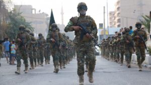 عناصر من الجيش السوري في ساحة السبع بحرات بمدينة ديرالزور - 25 أيلول 2025 (محافظة دير الزور)
 عناصر من الجيش السوري في ساحة السبع بحرات بمدينة ديرالزور - 25 أيلول 2025 (محافظة دير الزور)