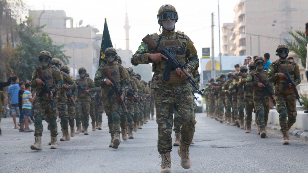 عناصر من الجيش السوري في ساحة السبع بحرات بمدينة ديرالزور - 25 أيلول 2025 (محافظة دير الزور)