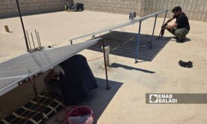 عمال يثبّتون ألواح طاقة شمسية في ريف دير الزور الشرقي - 30 أيلول 2025 (عنب بلدي/عبادة الشيخ)
