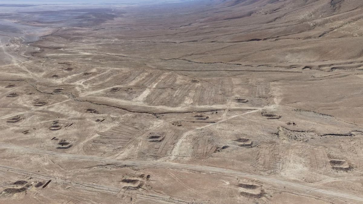 صور جوية لمقبرة جماعية في صحراء منطقة الضمير في ريف دمشق - 27 شباط 2025 (رويترز)