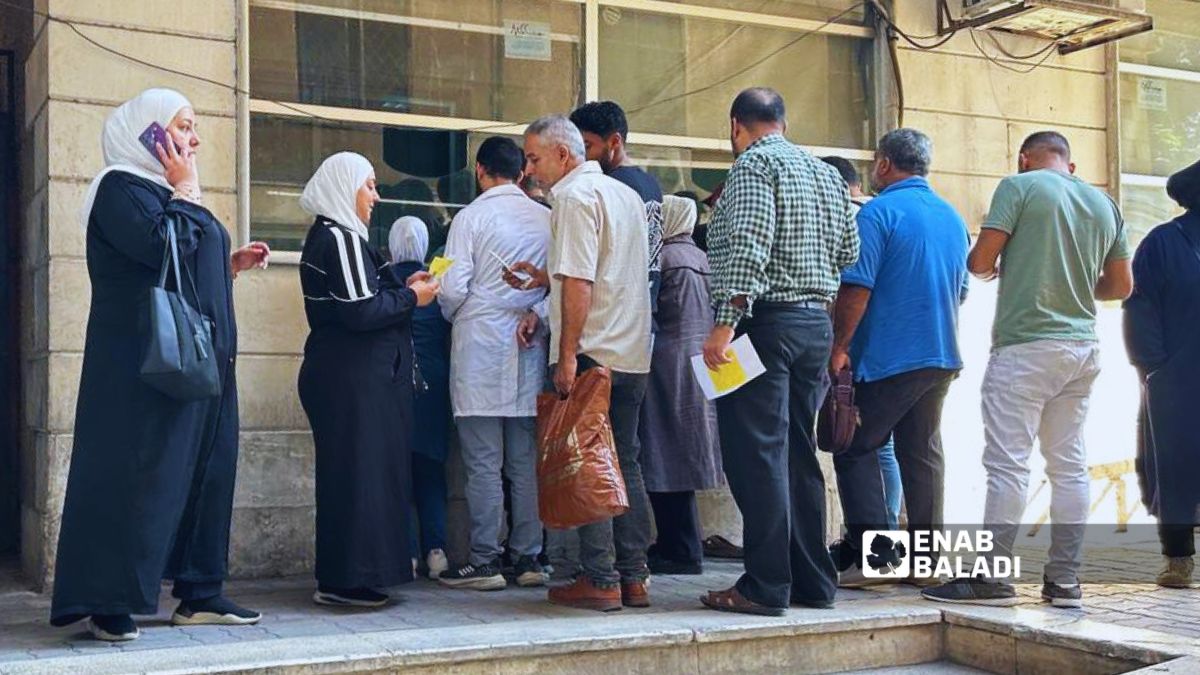مرضى في أثناء تسجيلهم للحصول على وصل القبول في مستشفى "المجتهد" بدمشق - 13 تشرين الأول 2025 (عنب بلدي/ أحمد الحمود)