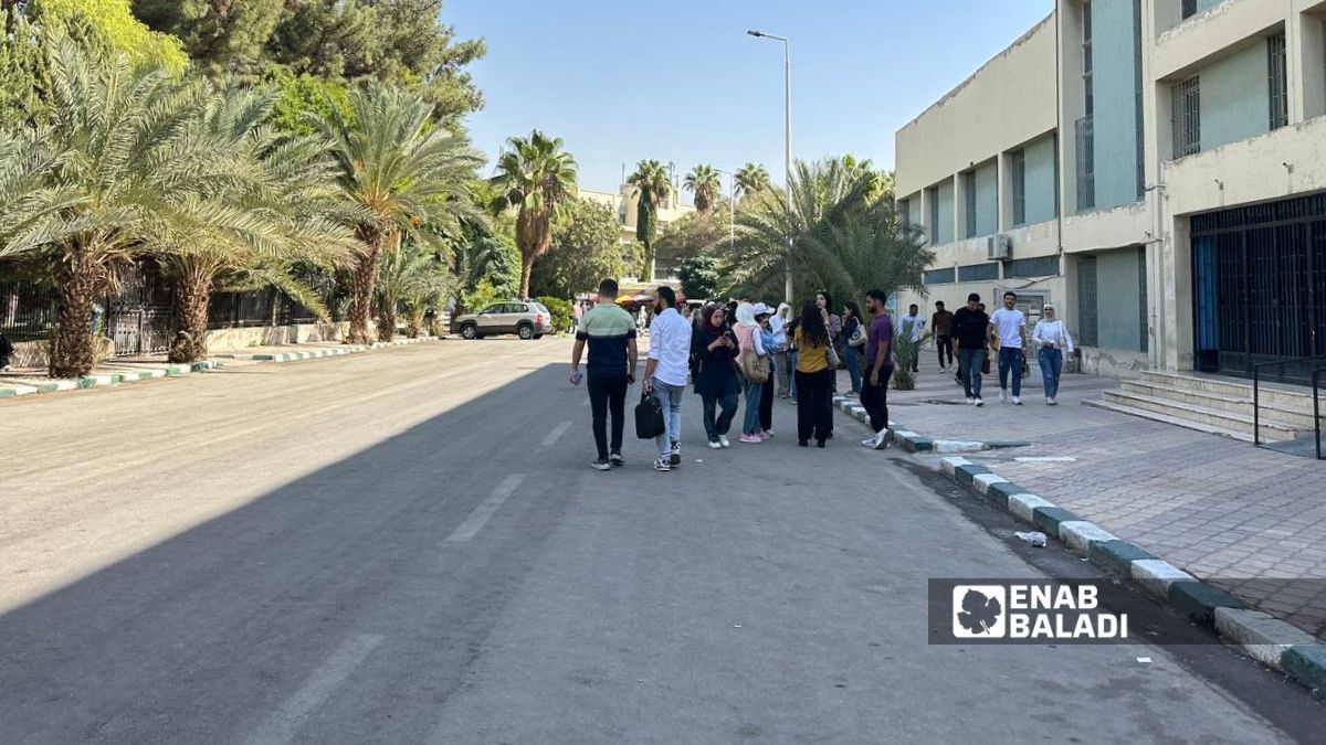  باحة كلية الآداب والعلوم الإنسانية في "جامعة دمشق" - 12 تشرين الأول 2025 (عنب بلدي/ أحمد الحمود)
