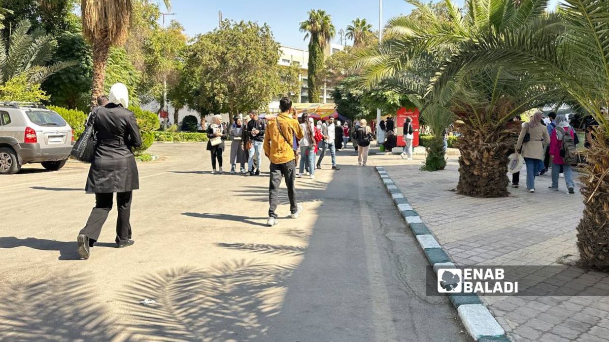 باحة كلية الآداب والعلوم الإنسانية في "جامعة دمشق"  - 12 تشرين الأول 2025 (عنب بلدي/ أحمد الحمود)