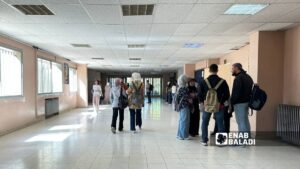 طلاب في مبنى العمادة داخل كلية الآداب والعلوم الإنسانية في "جامعة دمشق" - 12 تشرين الأول 2025 (عنب بلدي/ أحمد الحمود) طلاب في مبنى العمادة داخل كلية الآداب والعلوم الإنسانية في "جامعة دمشق" - 12 تشرين الأول 2025 (عنب بلدي/ أحمد الحمود)