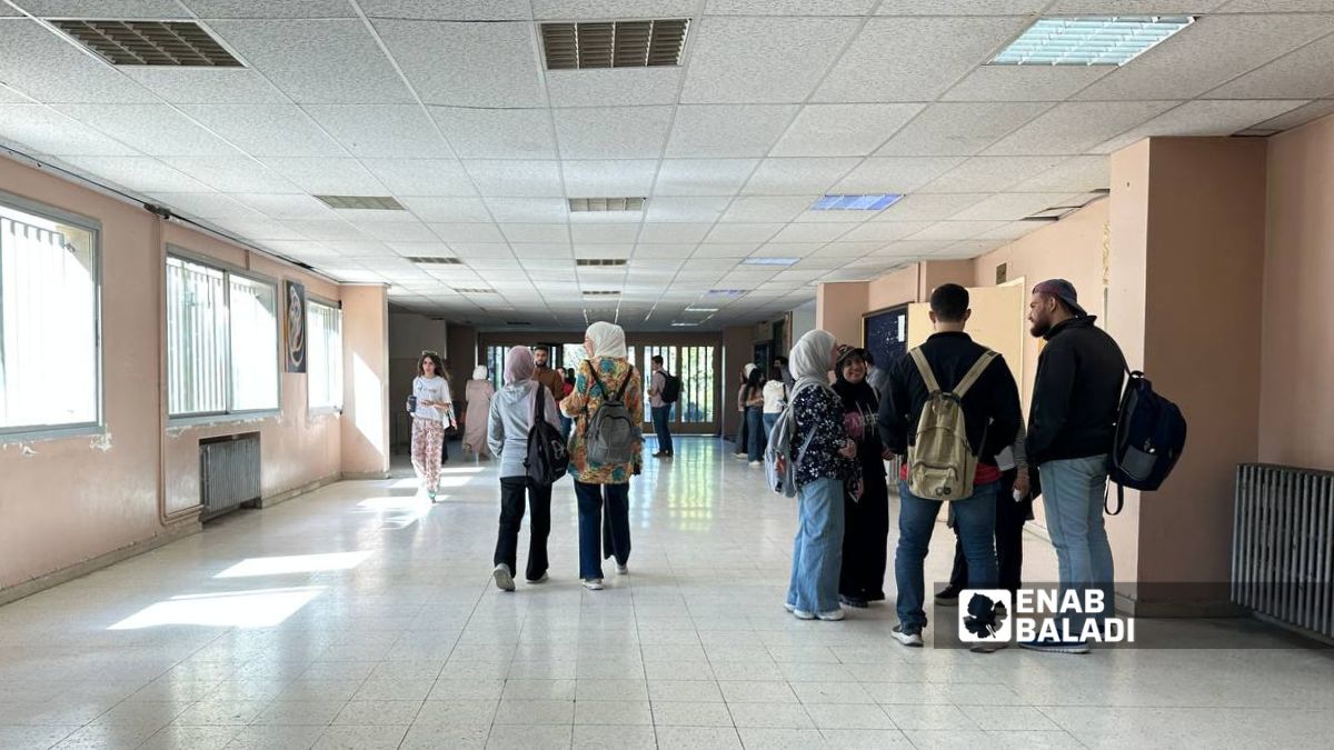 طلاب في مبنى العمادة داخل كلية الآداب والعلوم الإنسانية في "جامعة دمشق" - 12 تشرين الأول 2025 (عنب بلدي/ أحمد الحمود)