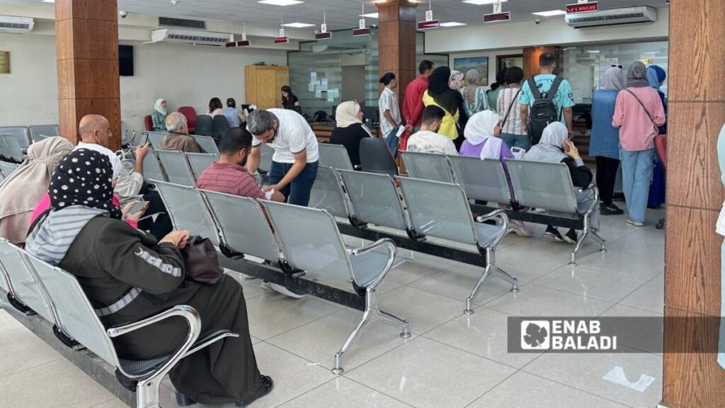 الشؤون الطلابية في كلية الآداب والعلوم الإنسانية في "جامعة دمشق" - 12 تشرين الأول 2025 (عنب بلدي/ أحمد الحمود)