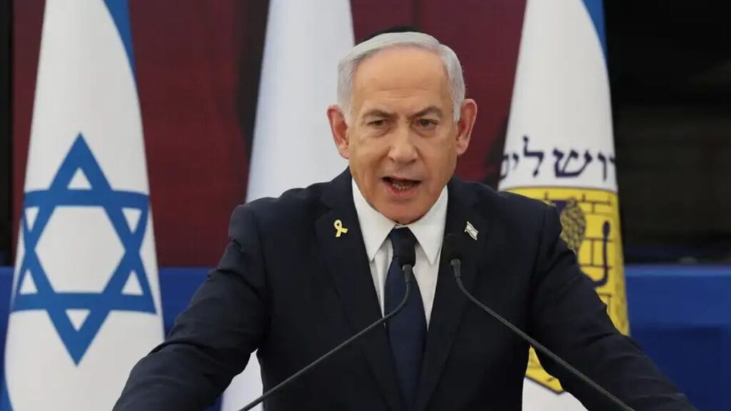 جاء في بيان لمكتب نتنياهو : "عقب المشاورات الأمنية، وجه رئيس الوزراء نتنياهو الجيش بتنفيذ غارات قوية وفورية على قطاع غزة" (Abir Sultan/AFP)