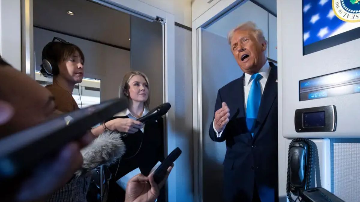 قال ترامب إن اتفاق وقف إطلاق النار في غزة مازال "قائما" وأنه "ليس في خطر رغم مقتل جندي إسرائيلي وغارات أودت بحياة العشرات في القطاع (Mark Schiefelbein/AP Photo/picture alliance)