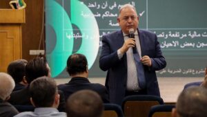 وزير المالية محمد برنية يتحدث إلى رؤساء وأعضاء مجالس اتحاد غرف التجارة السورية وغرف التجارة في مقر وزارة المالية، 2 تشرين الأول 2025 (وزارة المالية السوري/تلغرام)