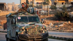 أحد جنود "هيئة تحرير الشام" في محافظة حلب - 29 تشرين الثاني 2024 (رويترز/ محمود حسنو) 