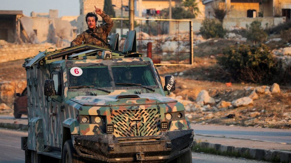 أحد جنود "هيئة تحرير الشام" في محافظة حلب - 29 تشرين الثاني 2024 (رويترز/ محمود حسنو)