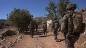 جنود الجيش الإسرائيلي أثناء إحدى عمليات الجيش الإسرائيلي جنوب سوريا - 4 أيلول 2025 (IDF/ يوتيوب)