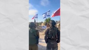 رفع العلم الإسرائيلي في دوار العلم في محافظة القنيطرة (تعديل عنب بلدي)