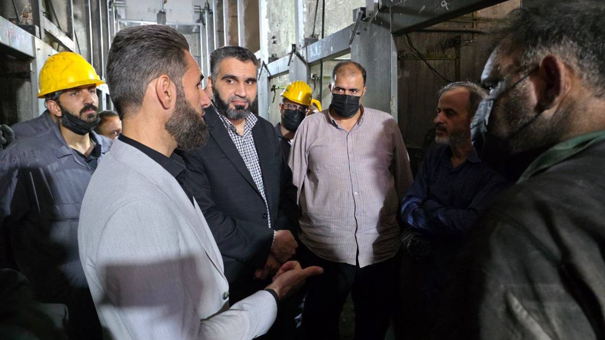 معاون وزير الطاقة المهندس "عمر شقروق" برفقة مدير المؤسسة العامة لنقل وتوزيع الكهرباء محطة الميدان في دمشق للاطلاع على تقدم أعمال إعادة التأهيل بعد الحريق الأخير.